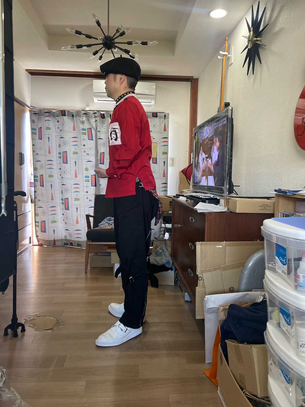 レッド系のシャツ/ブラウス、ブラック系のその他パンツ、ホワイト系のドレスシューズを着用したメンズの秋コーディネートの3枚目の写真