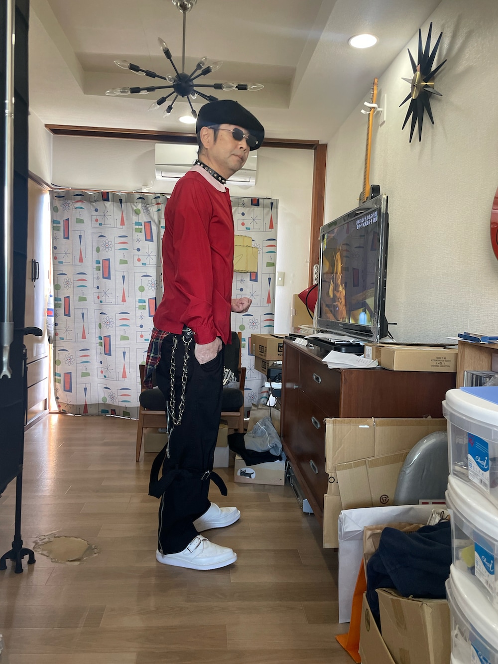 レッド系のシャツ/ブラウス、ブラック系のその他パンツ、ホワイト系のドレスシューズを着用したメンズの秋コーディネートの2枚目の写真