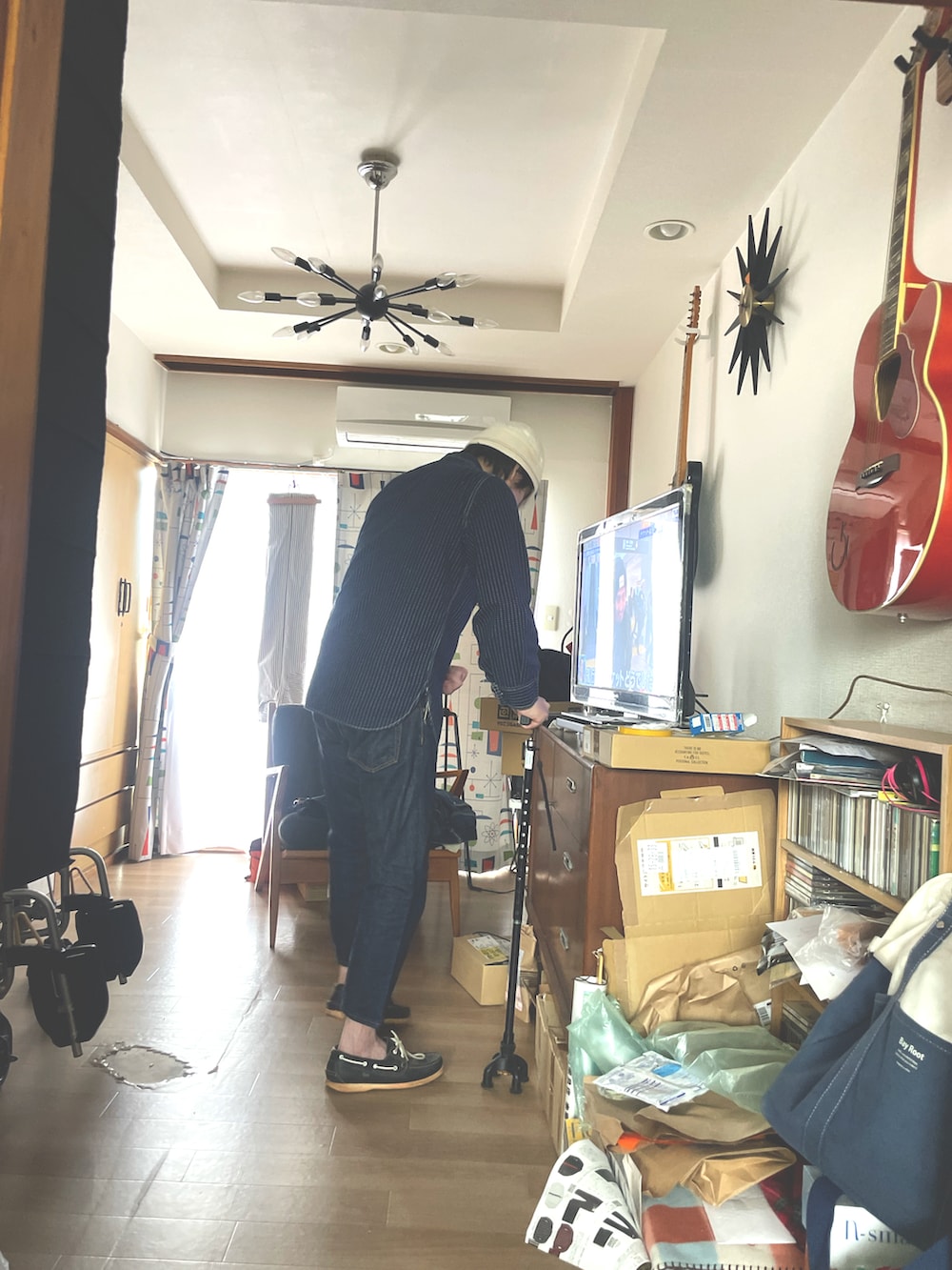 その他のスリッポン、その他のデニムパンツ、その他のシャツ/ブラウスを着用したメンズの夏コーディネートの3枚目の写真