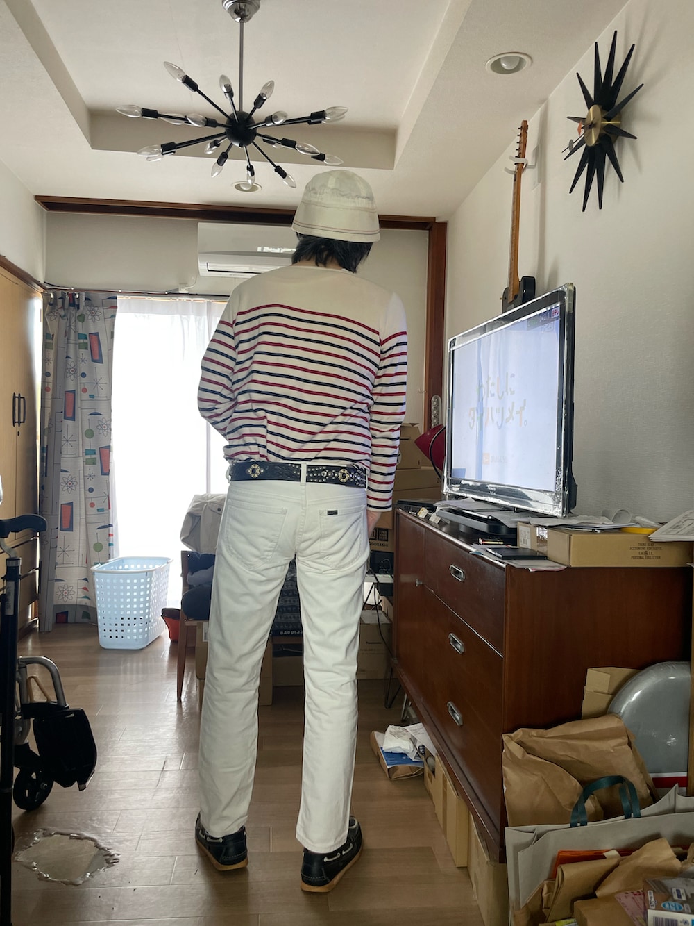 その他のTシャツ/カットソー、ホワイト系のその他パンツ、ブルー系のモカシン/デッキシューズを着用したメンズの秋コーディネートの4枚目の写真
