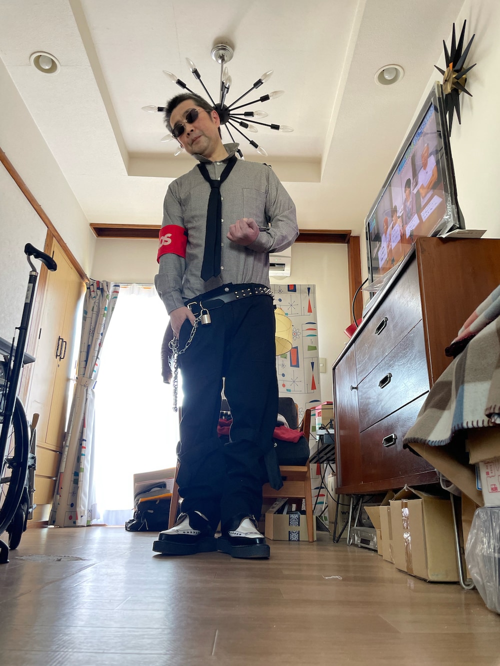 ブラウン系のミリタリージャケット、ブラック系のその他パンツ、その他のドレスシューズを着用したメンズの春コーディネートの2枚目の写真