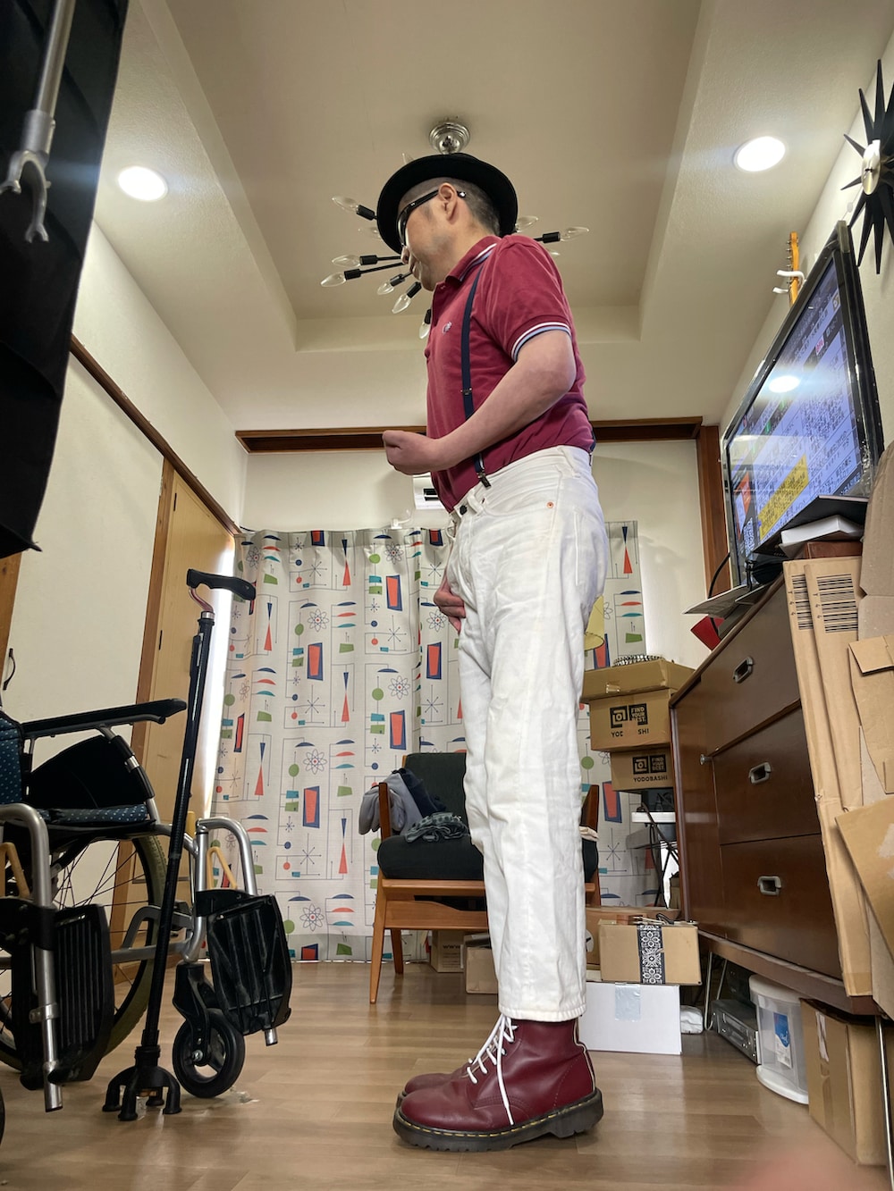 レッド系のシャツ/ブラウス、ホワイト系のデニムパンツ、レッド系のブーツを着用したメンズの秋コーディネートの4枚目の写真