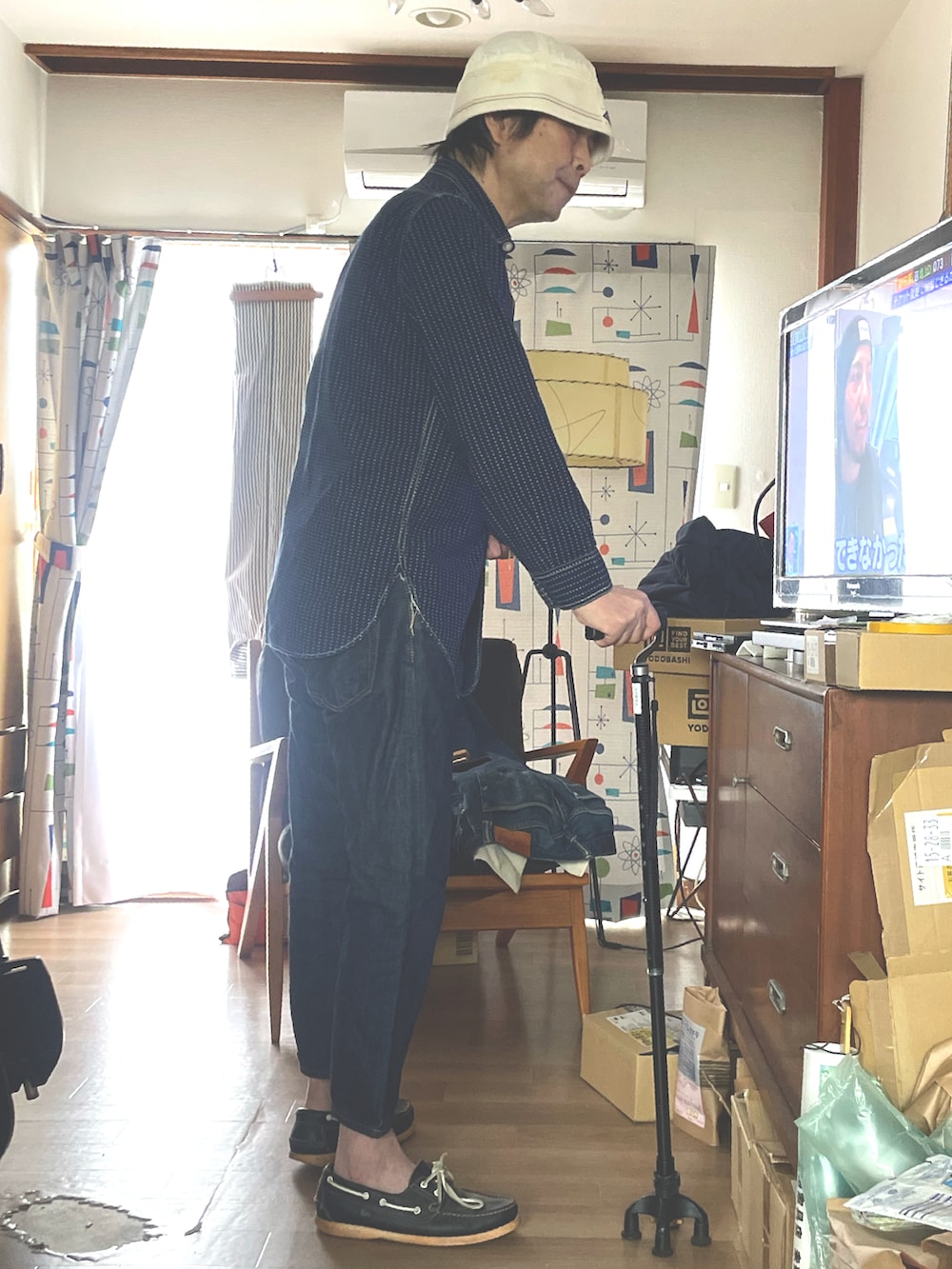 その他のスリッポン、その他のデニムパンツ、その他のシャツ/ブラウスを着用したメンズの夏コーディネートの2枚目の写真