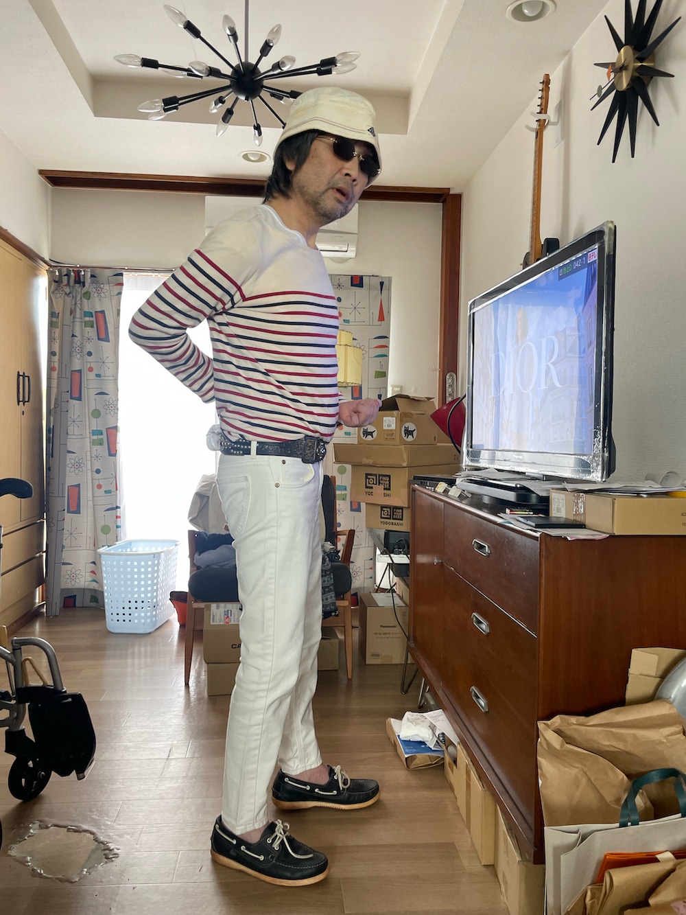 その他のTシャツ/カットソー、ホワイト系のその他パンツ、ブルー系のモカシン/デッキシューズを着用したメンズの秋コーディネートの3枚目の写真