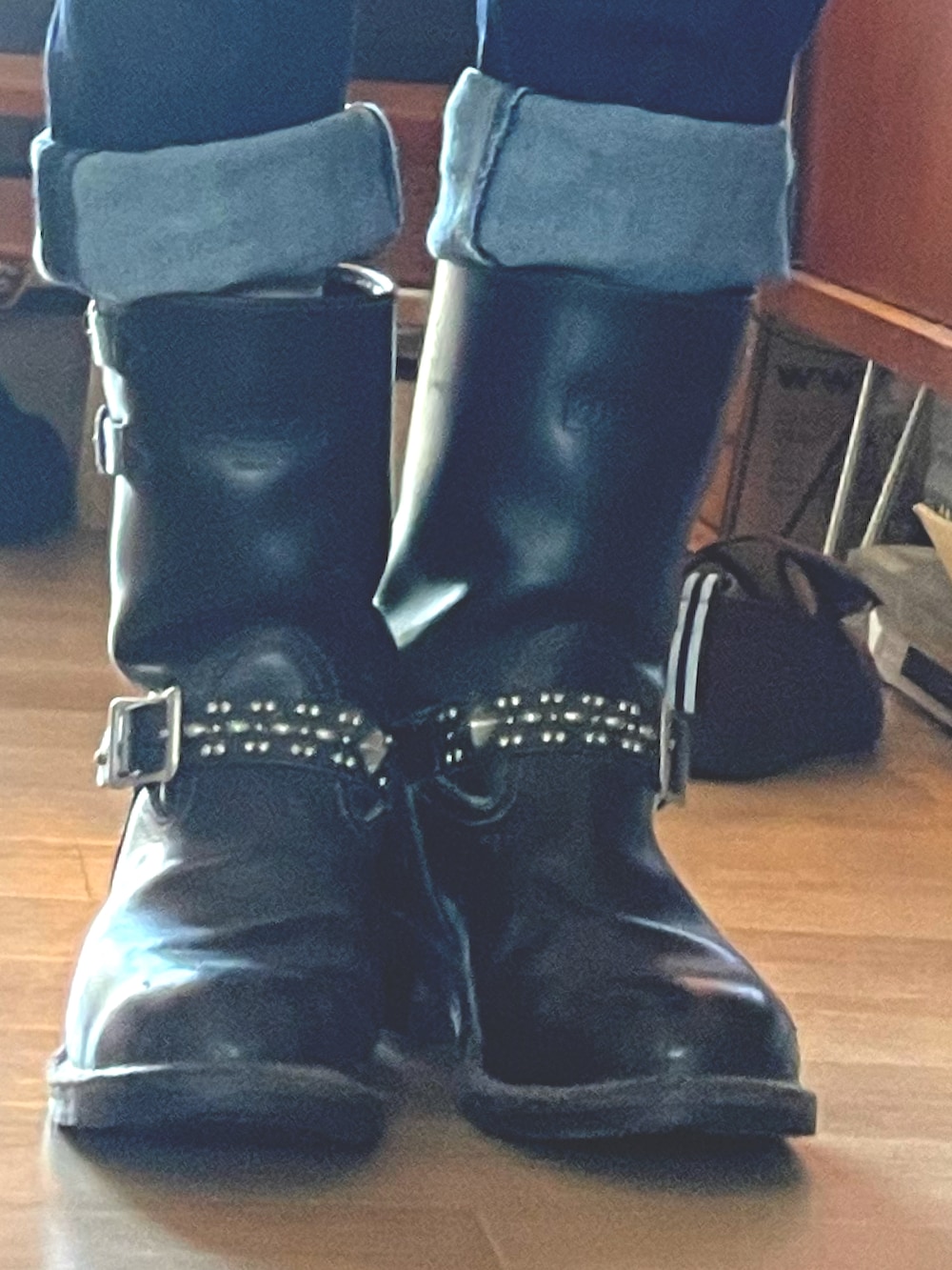 グリーン系のミリタリージャケット、ブルー系のデニムパンツ、ブラック系のブーツを着用したメンズの冬コーディネートの4枚目の写真