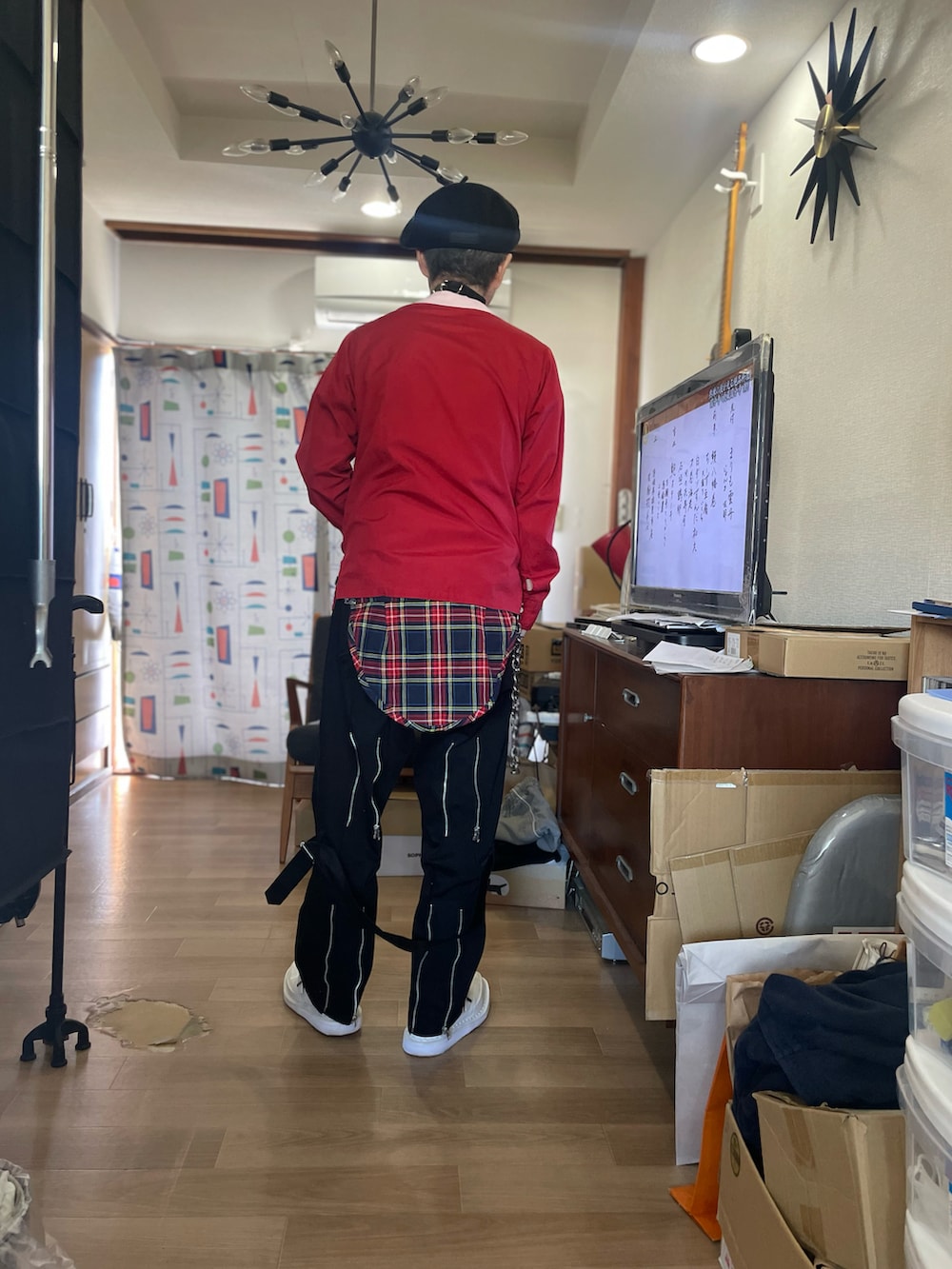 レッド系のシャツ/ブラウス、ブラック系のその他パンツ、ホワイト系のドレスシューズを着用したメンズの秋コーディネートの4枚目の写真