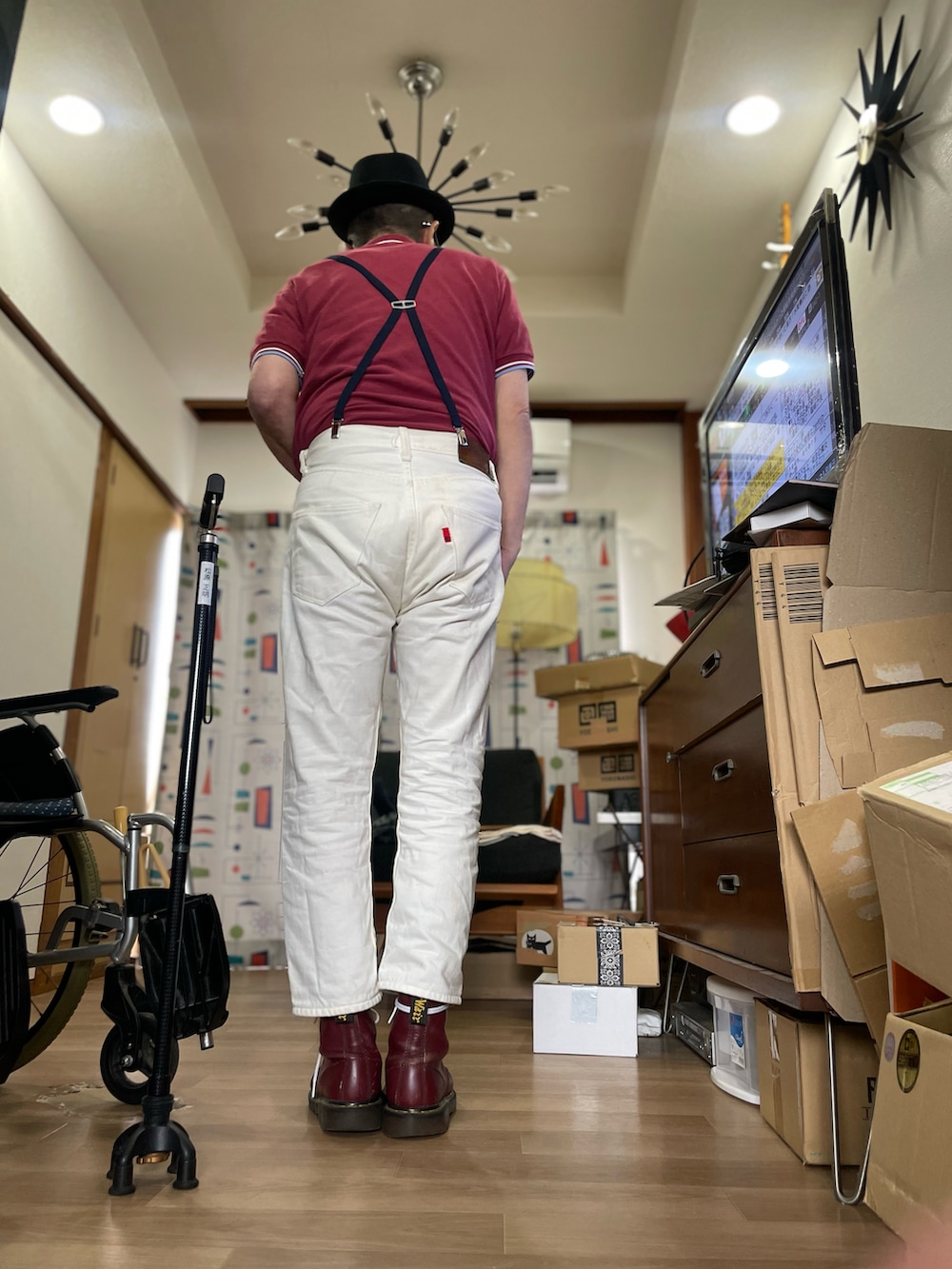 レッド系のシャツ/ブラウス、ホワイト系のデニムパンツ、レッド系のブーツを着用したメンズの秋コーディネートの3枚目の写真