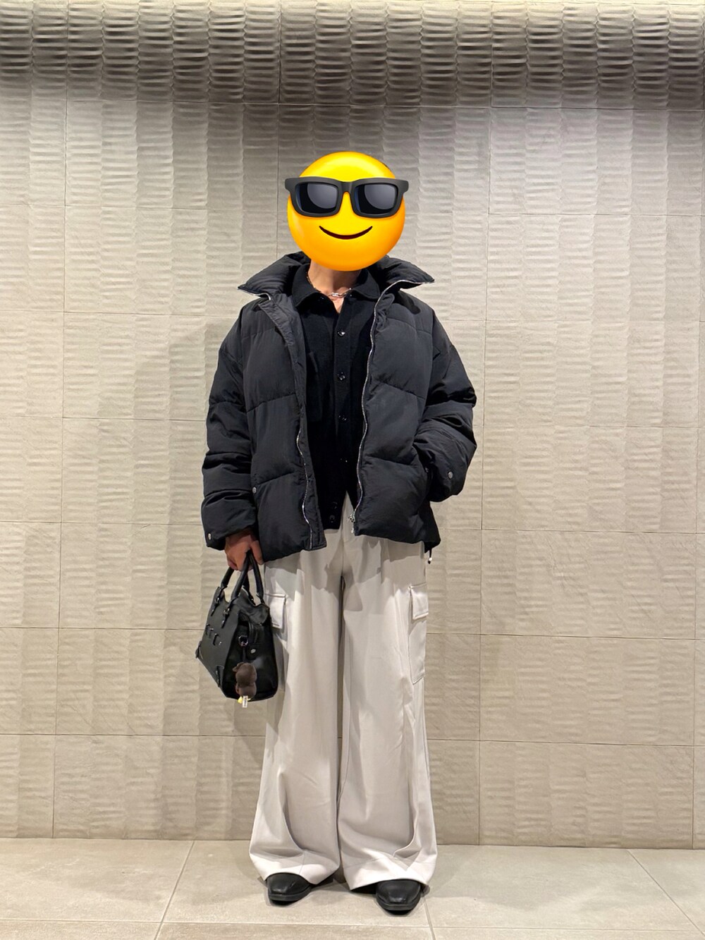 ブラック系のダウンジャケット/コート、ブラック系のジャケット/アウター、グレー系のカーゴパンツを着用したメンズの冬コーディネートの2枚目の写真