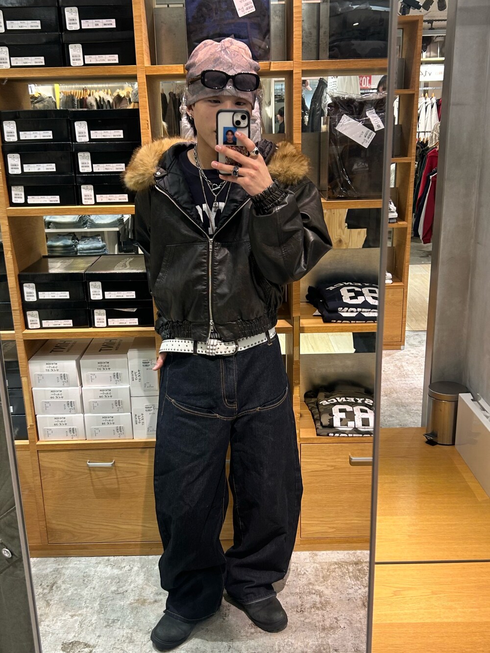 ブラック系のローファー、ブルー系のTシャツ/カットソー、ブラック系のブルゾンを着用したメンズの冬コーディネートの2枚目の写真