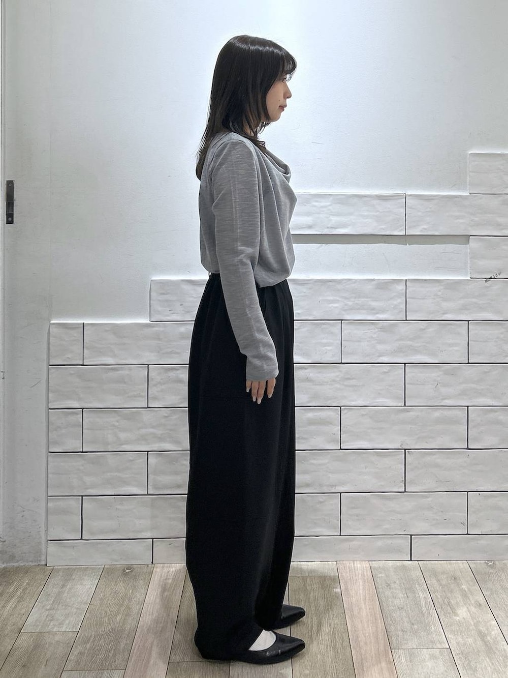 ブラック系のボストンバッグ、ブラック系のその他パンツ、ブラック系のパンプスを着用したレディースの春コーディネートの2枚目の写真