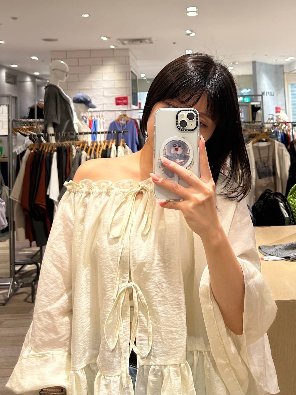 ブルー系のデニムパンツ、ホワイト系のシャツ/ブラウスを着用したレディースの夏コーディネートの3枚目の写真