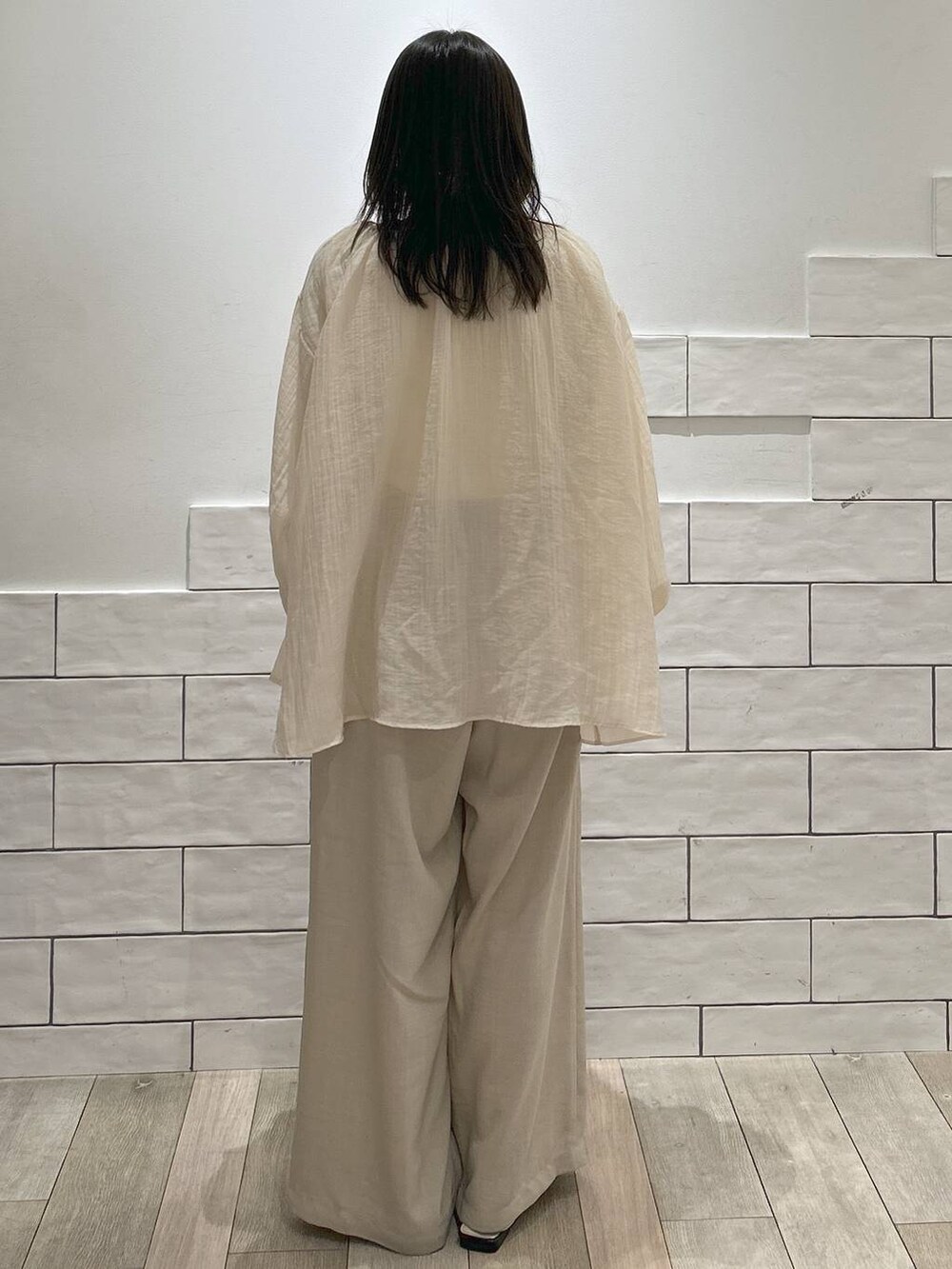 ホワイト系のTシャツ/カットソー、ベージュ系のその他パンツ、ベージュ系のシャツ/ブラウスを着用したレディースの春コーディネートの3枚目の写真