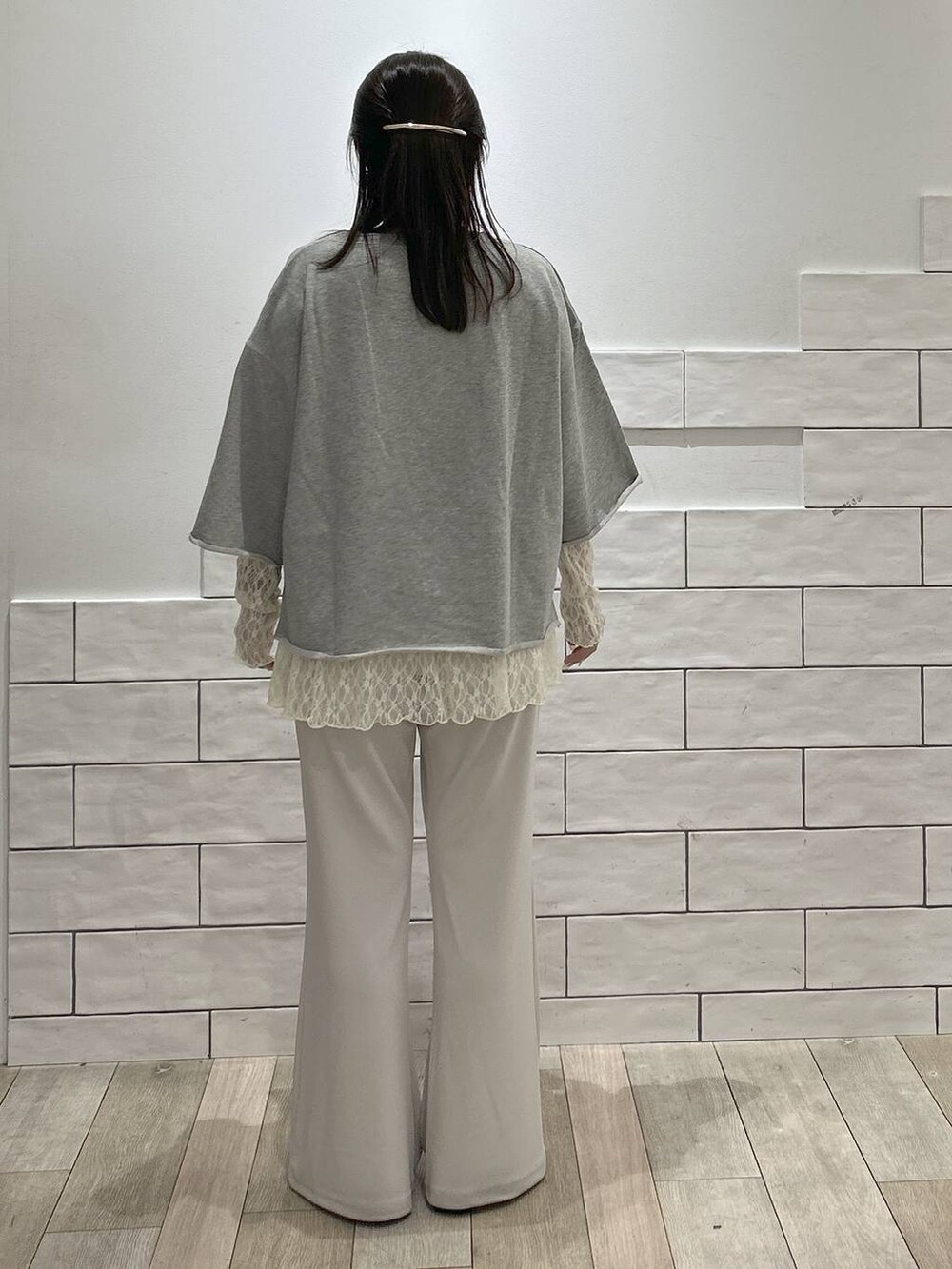 ホワイト系のシャツ/ブラウス、ブラック系のパンプス、ホワイト系のその他パンツを着用したレディースの春コーディネートの3枚目の写真