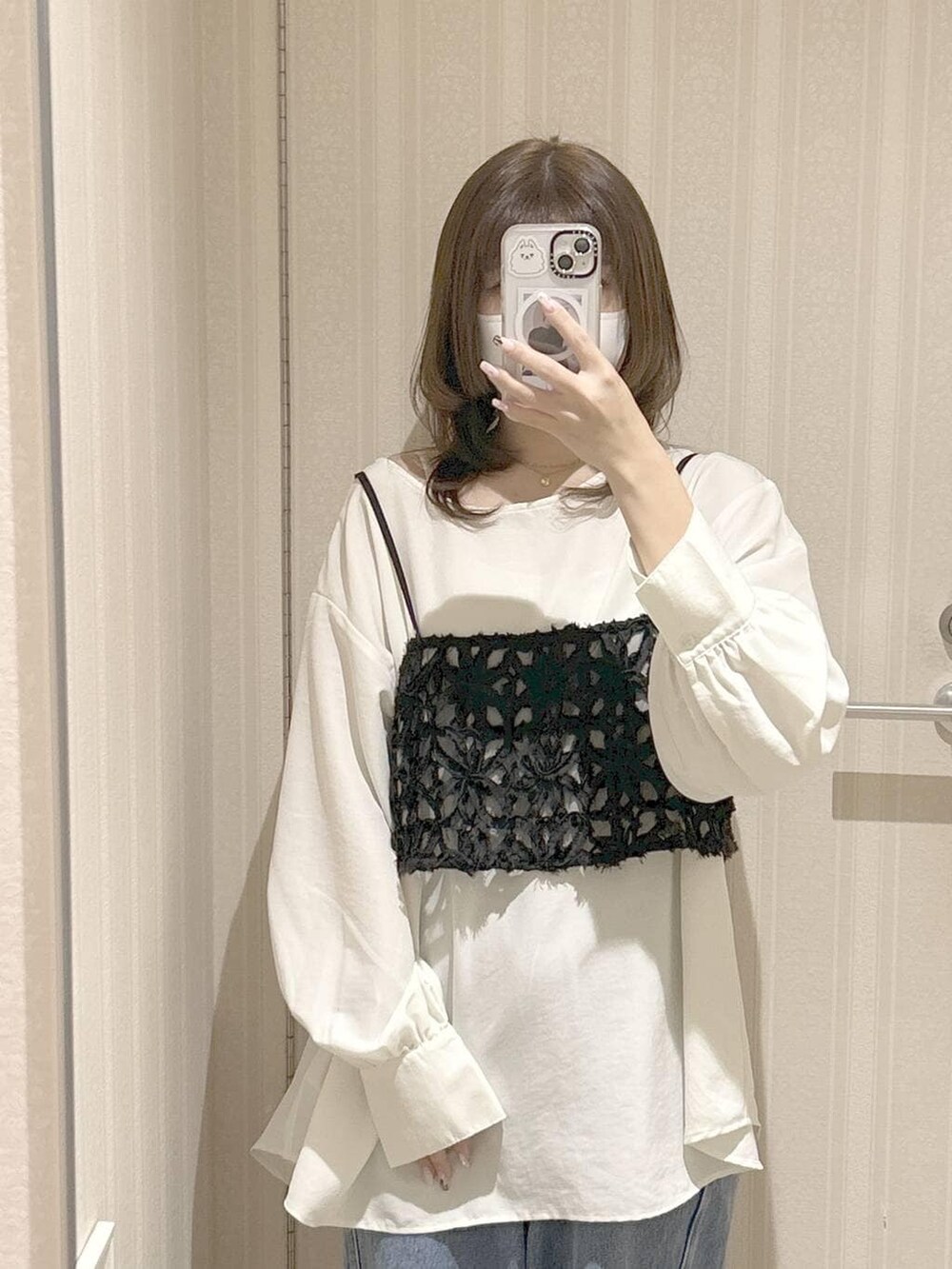 ブルー系のデニムパンツ、ホワイト系のシャツ/ブラウスを着用したレディースの冬コーディネートの3枚目の写真