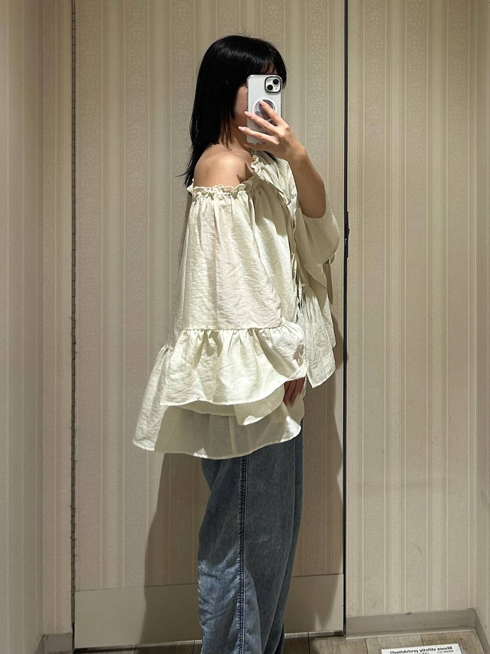 ブルー系のデニムパンツ、ホワイト系のシャツ/ブラウスを着用したレディースの夏コーディネートの4枚目の写真