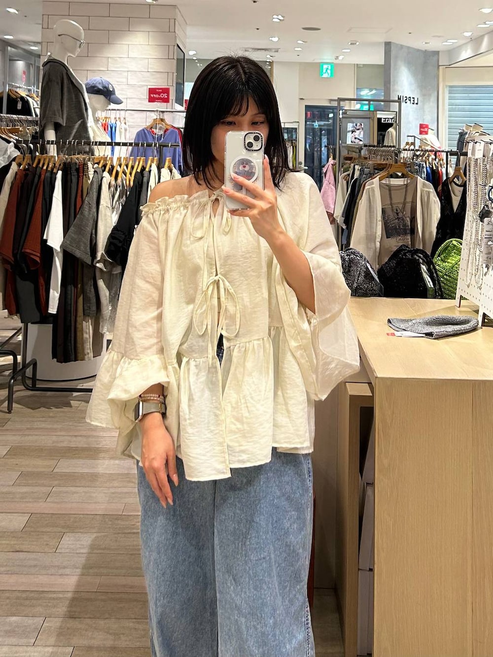 ブルー系のデニムパンツ、ホワイト系のシャツ/ブラウスを着用したレディースの夏コーディネートの2枚目の写真