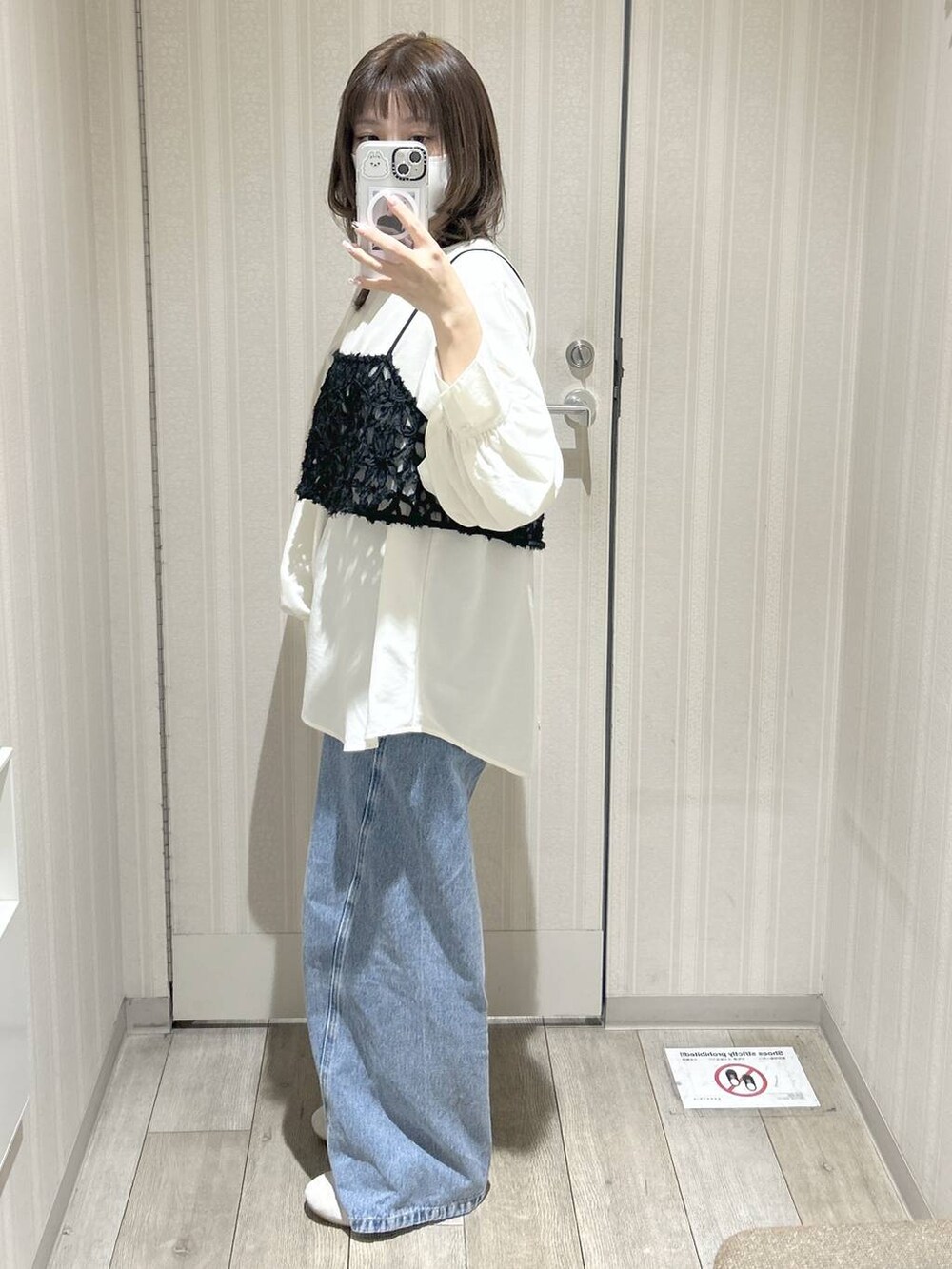 ブルー系のデニムパンツ、ホワイト系のシャツ/ブラウスを着用したレディースの冬コーディネートの2枚目の写真