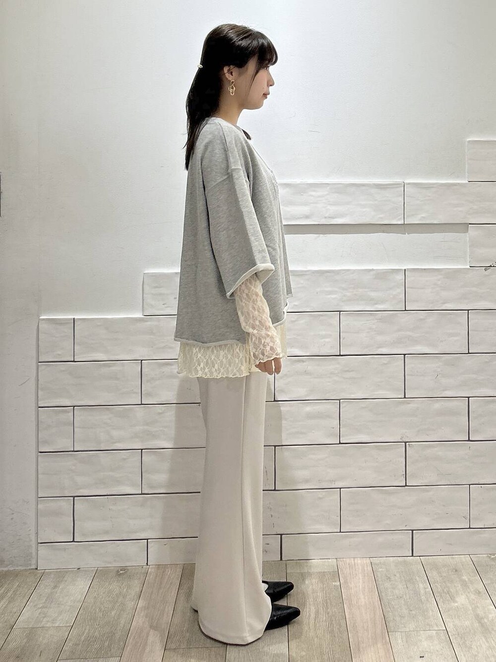 ホワイト系のシャツ/ブラウス、ブラック系のパンプス、ホワイト系のその他パンツを着用したレディースの春コーディネートの2枚目の写真