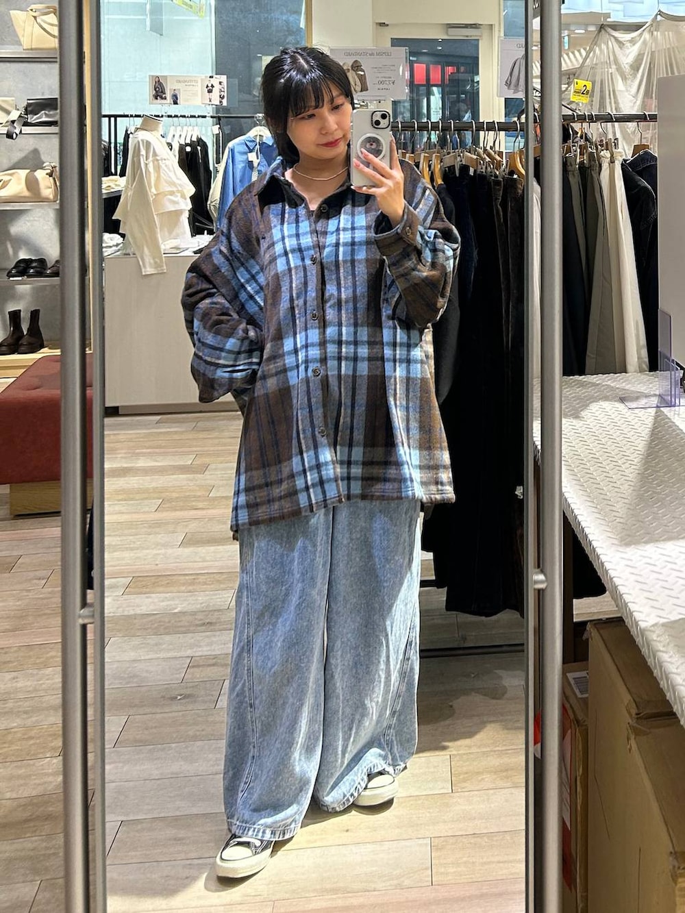 ブラウン系のシャツ/ブラウス、ブルー系のデニムパンツ、ゴールド系のネックレスを着用したレディースの秋コーディネートの3枚目の写真