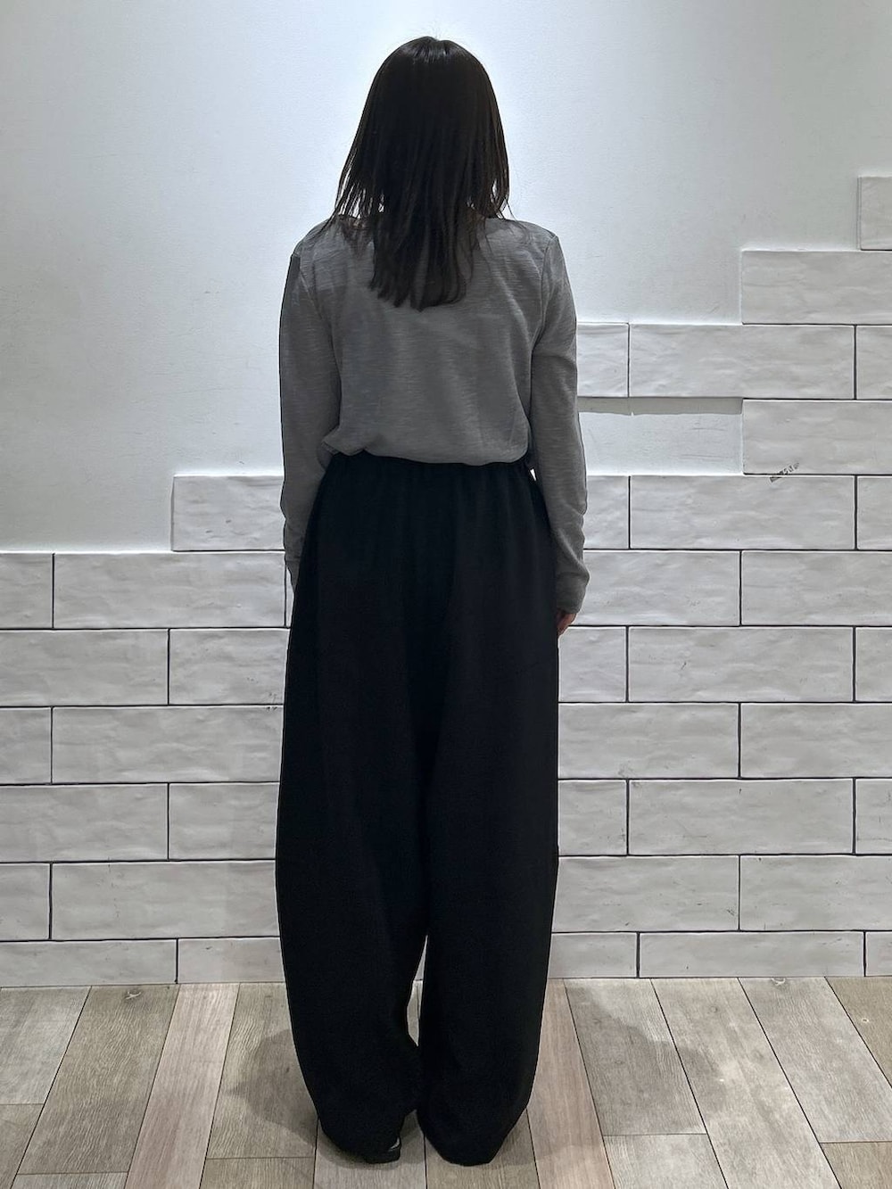 ブラック系のボストンバッグ、ブラック系のその他パンツ、ブラック系のパンプスを着用したレディースの春コーディネートの3枚目の写真