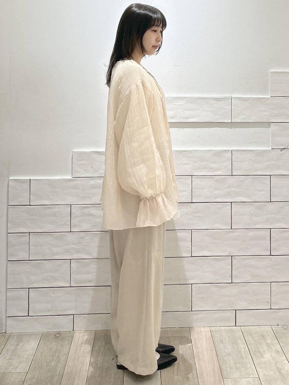 ホワイト系のTシャツ/カットソー、ベージュ系のその他パンツ、ベージュ系のシャツ/ブラウスを着用したレディースの春コーディネートの2枚目の写真