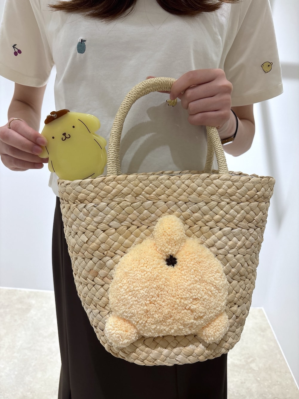 ブラウン系のスカート、ホワイト系のスニーカーを着用したレディースの夏コーディネートの9枚目の写真