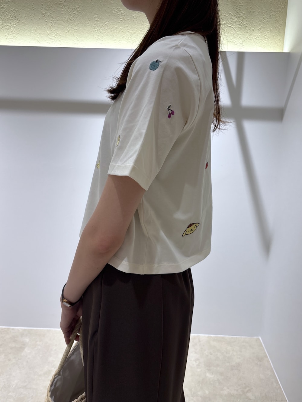 ブラウン系のスカート、ホワイト系のスニーカーを着用したレディースの夏コーディネートの6枚目の写真