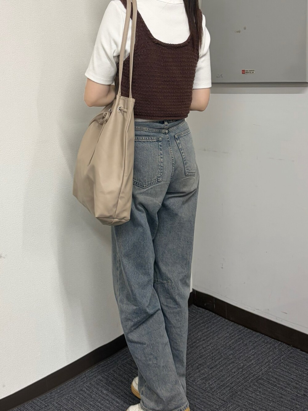 グレー系のトートバッグを着用したレディースの秋コーディネートの2枚目の写真