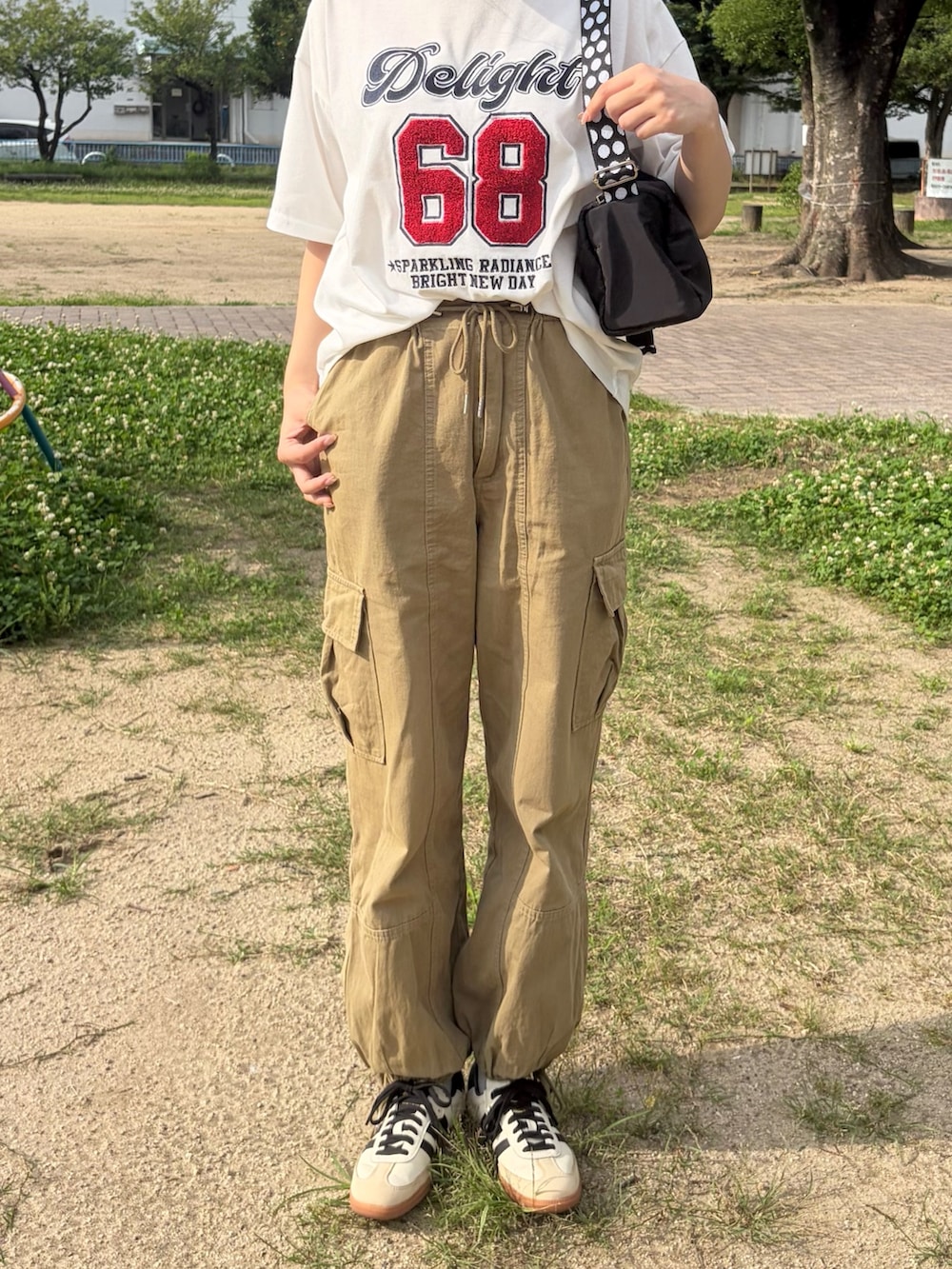 ブラック系のショルダーバッグを着用したレディースの夏コーディネートの2枚目の写真