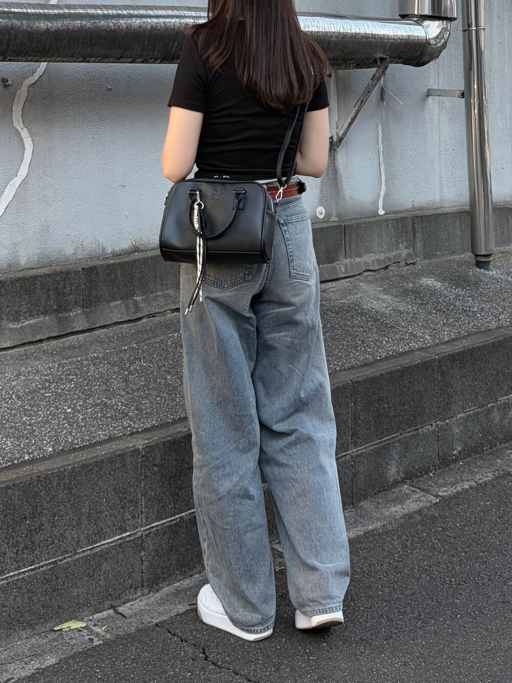 ブラック系のボストンバッグを着用したレディースの夏コーディネートの2枚目の写真