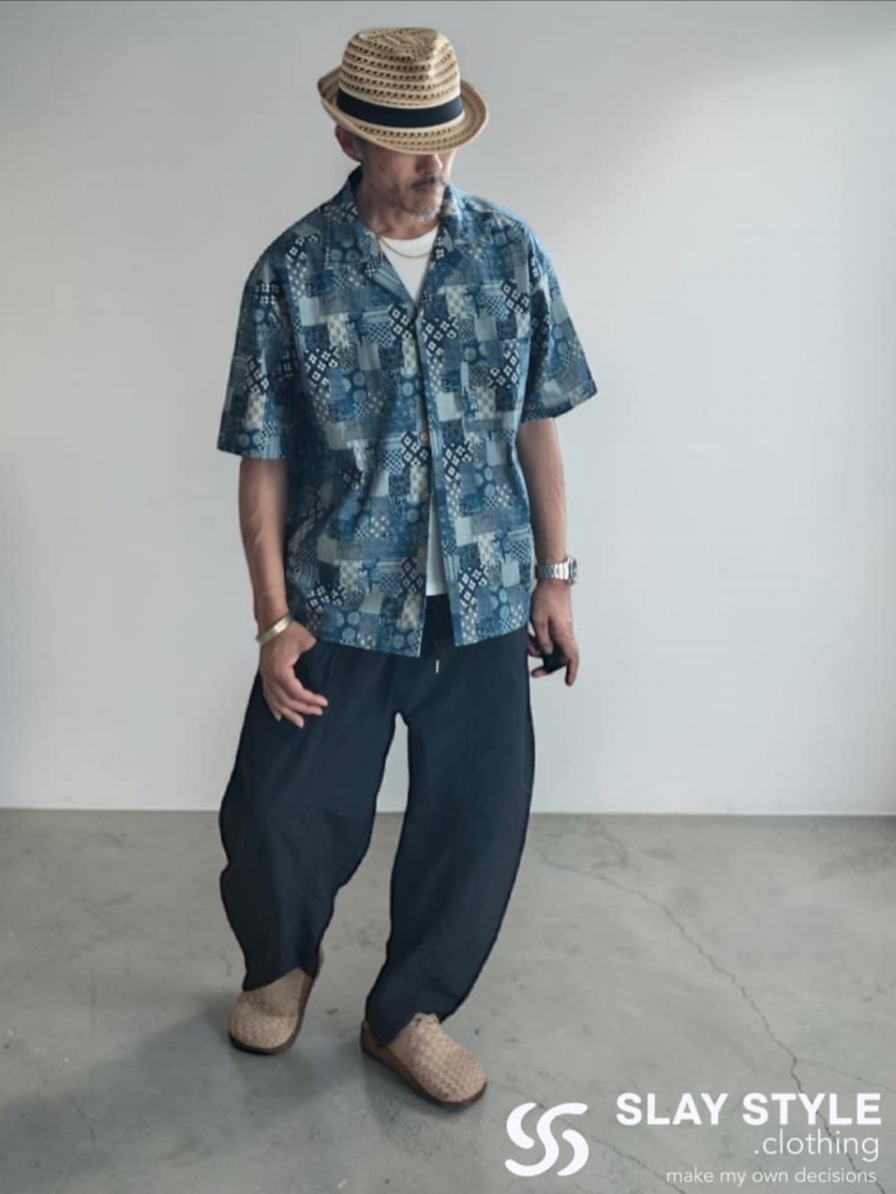 ブルー系のシャツ/ブラウス、ベージュ系のサンダル、ブラック系のカーゴパンツを着用したメンズの夏コーディネートの3枚目の写真