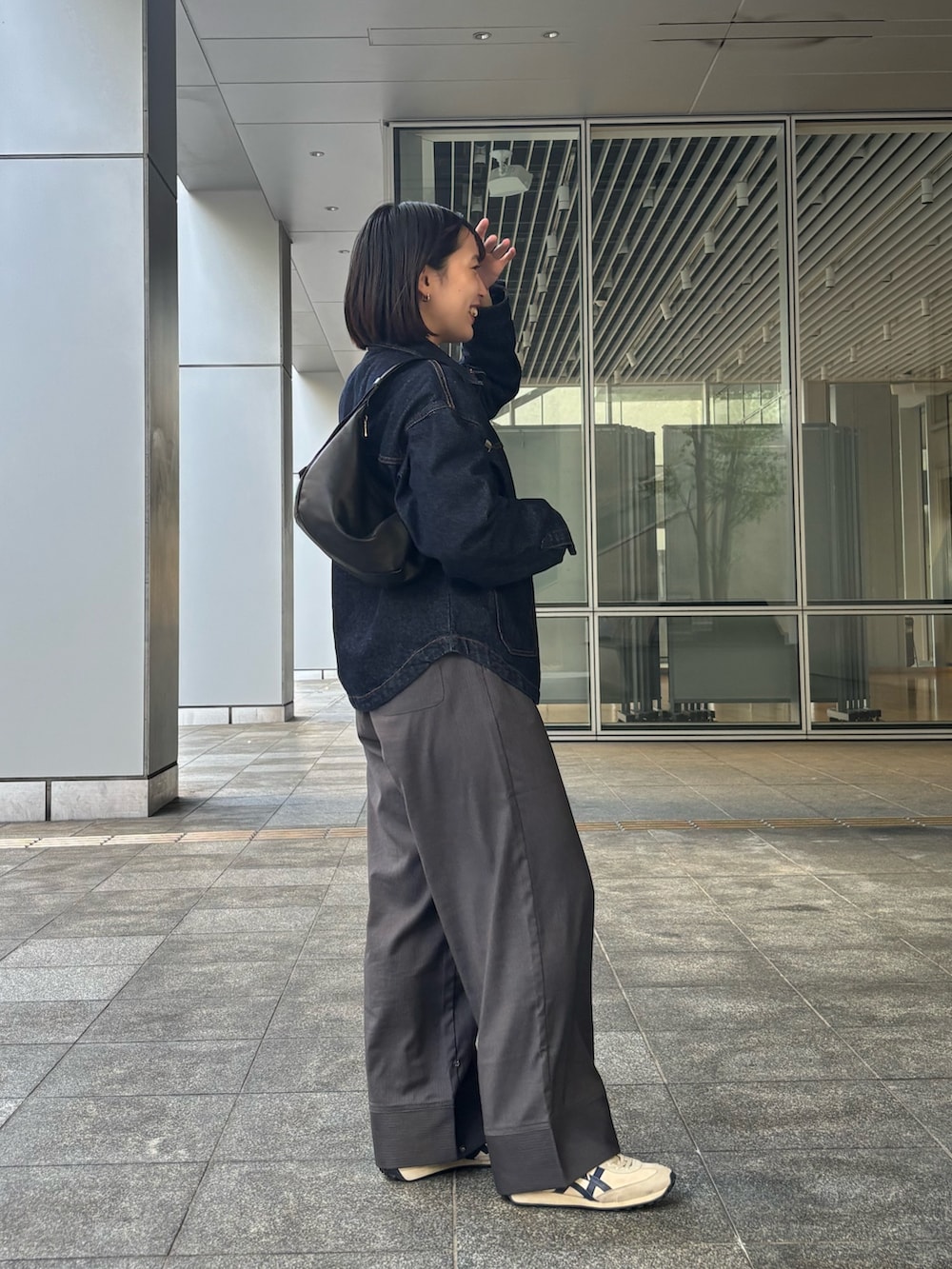 ブラック系のショルダーバッグを着用したレディースの秋コーディネートの2枚目の写真