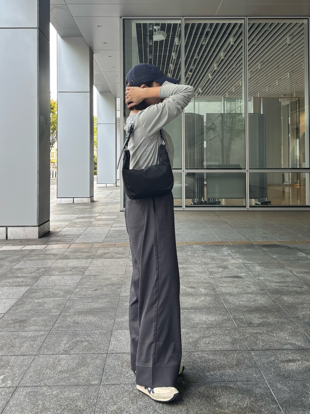 ブラック系のショルダーバッグ、ブラック系のチャームを着用したレディースの秋コーディネートの2枚目の写真