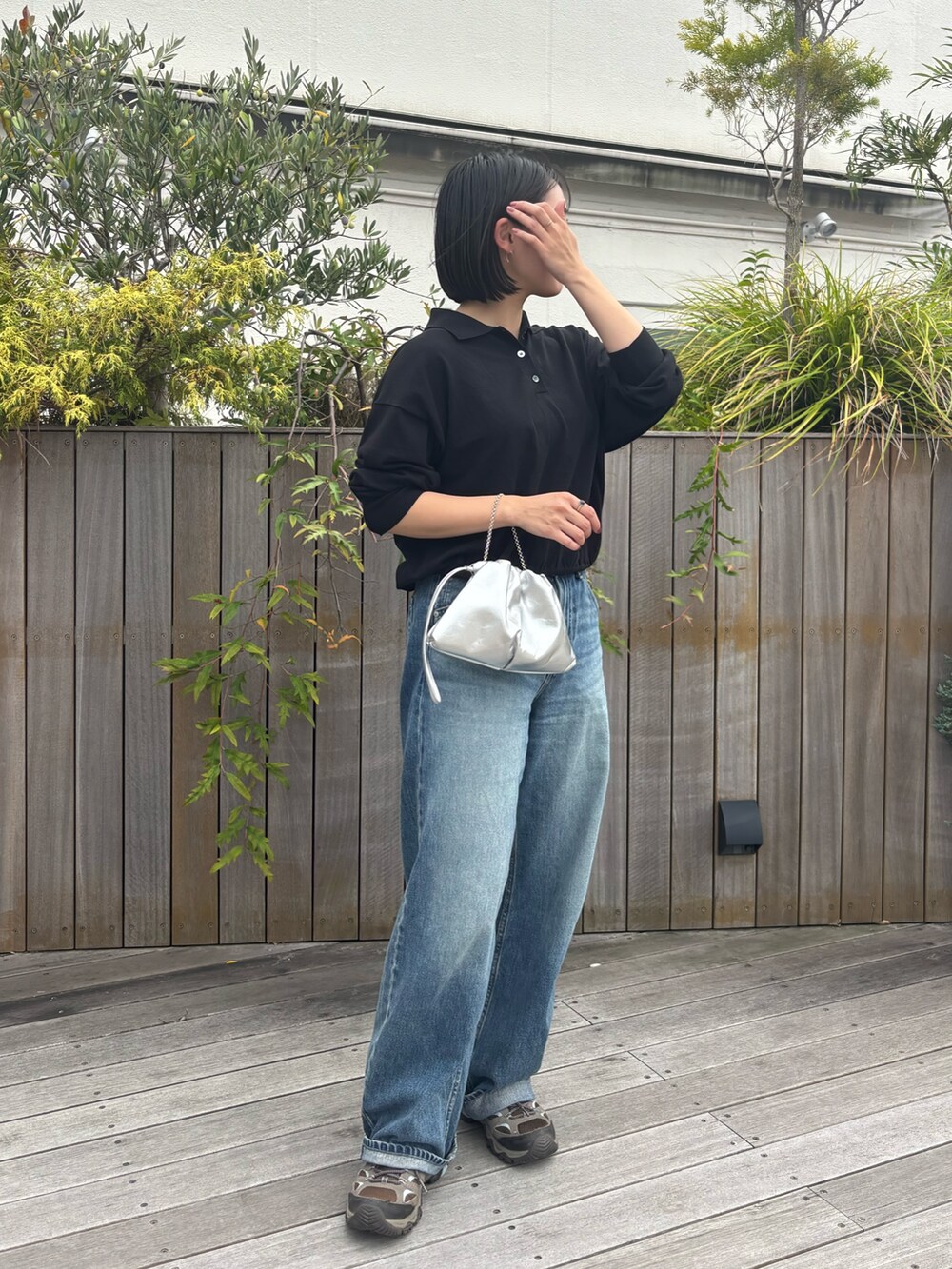 シルバー系のショルダーバッグを着用したレディースの秋コーディネートの2枚目の写真