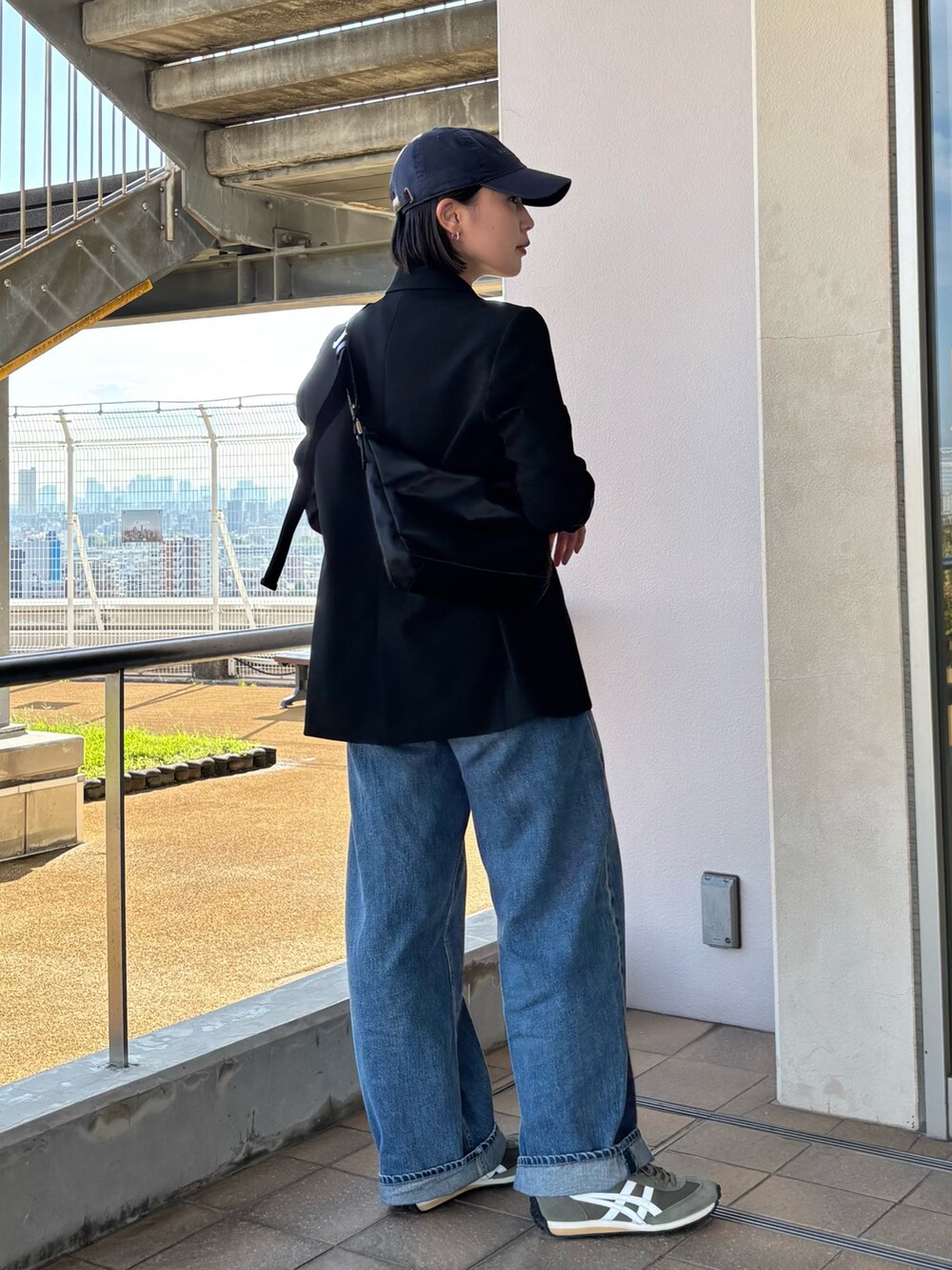 ブラック系のショルダーバッグ、シルバー系のチャーム、シルバー系のチャームを着用したレディースの秋コーディネートの2枚目の写真