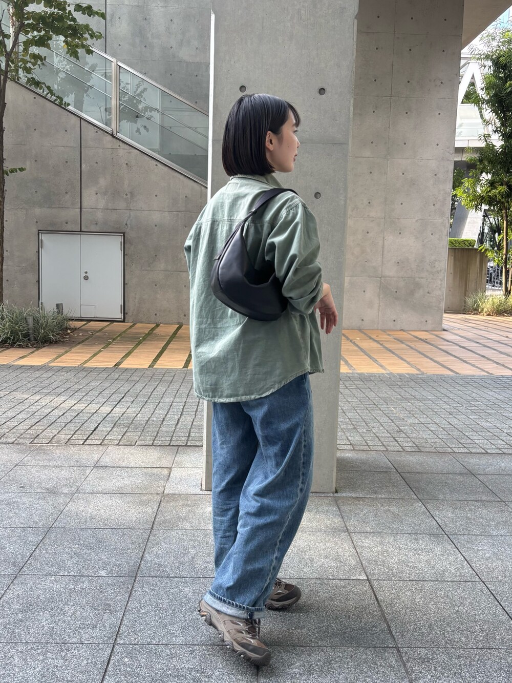 ブラック系のショルダーバッグを着用したレディースの秋コーディネートの3枚目の写真