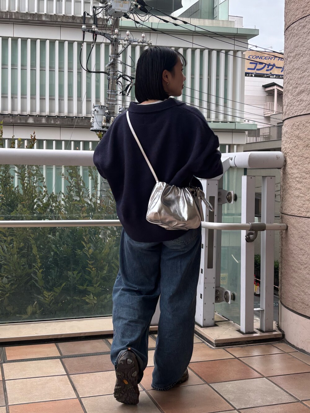 シルバー系のショルダーバッグ、シルバー系のその他小物を着用したレディースの秋コーディネートの3枚目の写真