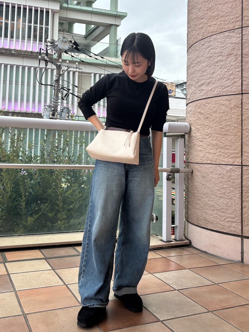 ホワイト系のショルダーバッグを着用したレディースの秋コーディネートの4枚目の写真