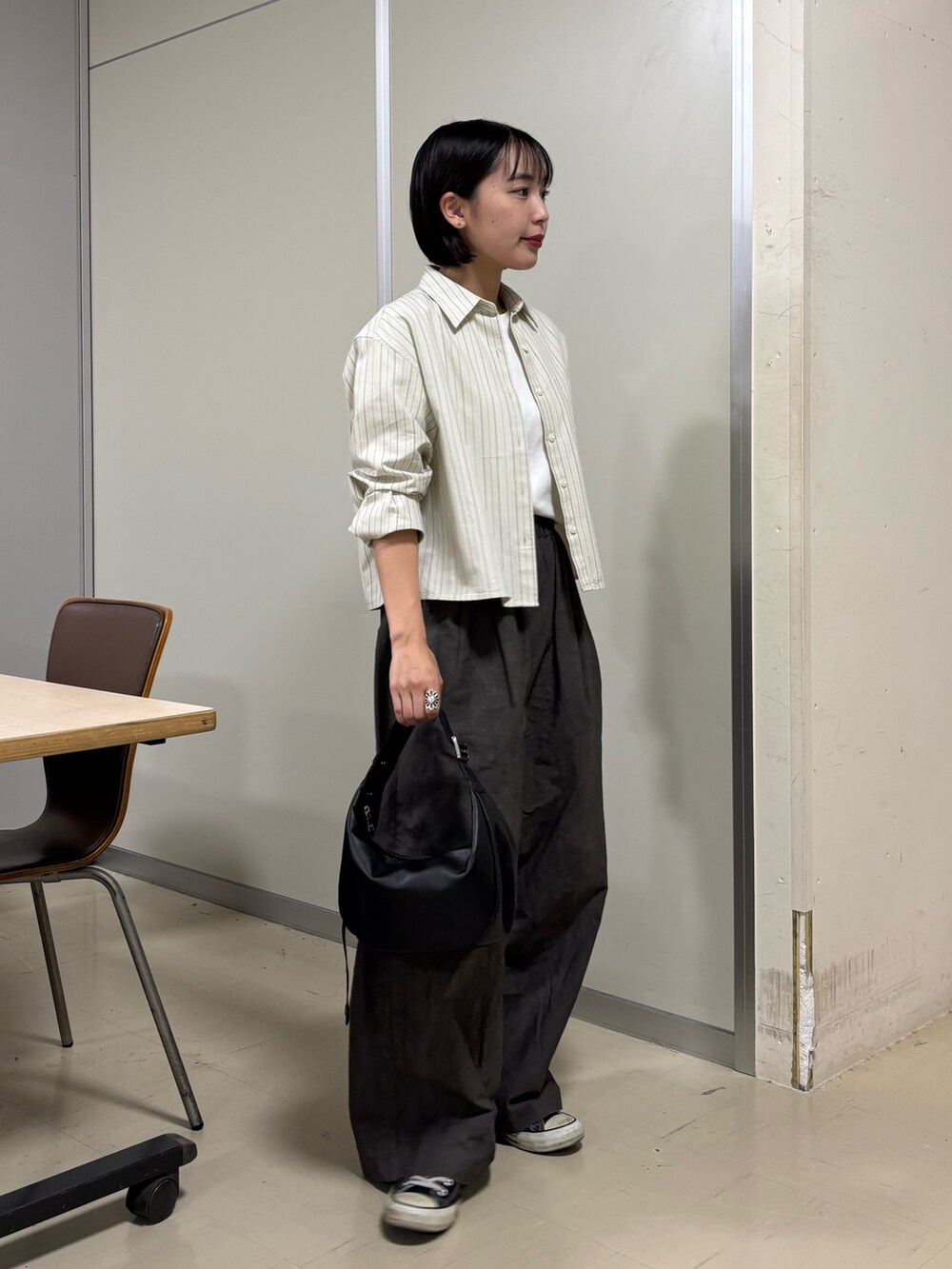 ブラック系のショルダーバッグを着用したレディースの秋コーディネートの3枚目の写真