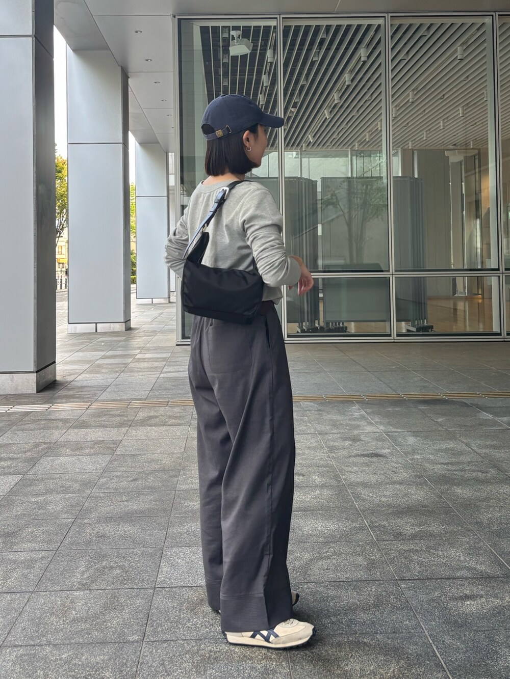 ブラック系のショルダーバッグ、ブラック系のチャームを着用したレディースの秋コーディネートの3枚目の写真