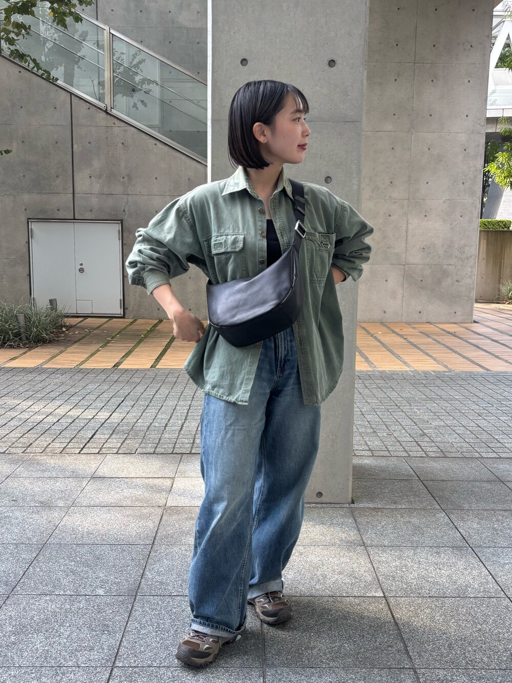 ブラック系のショルダーバッグを着用したレディースの秋コーディネートの2枚目の写真