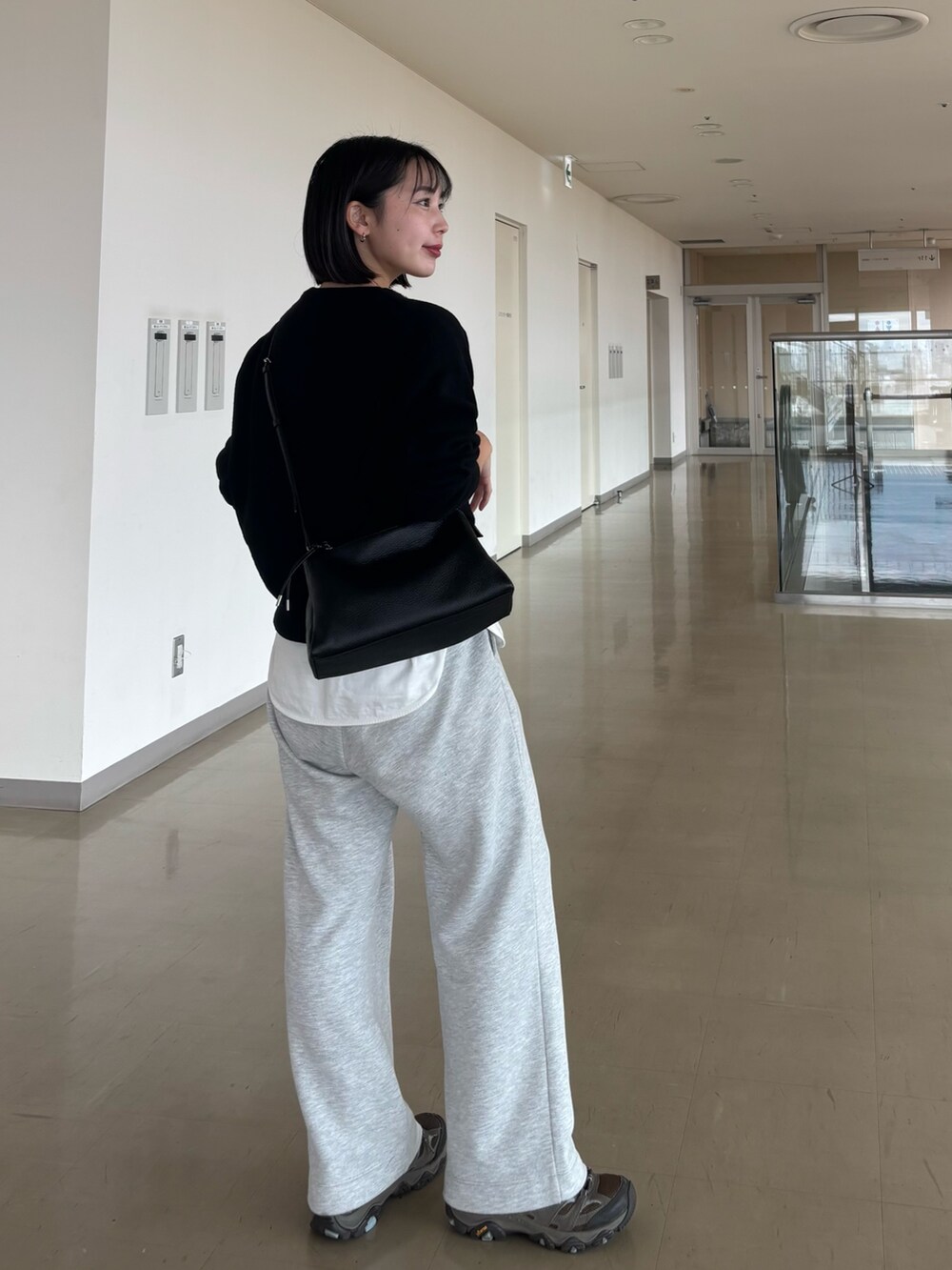 ブラック系のショルダーバッグを着用したレディースの秋コーディネートの3枚目の写真