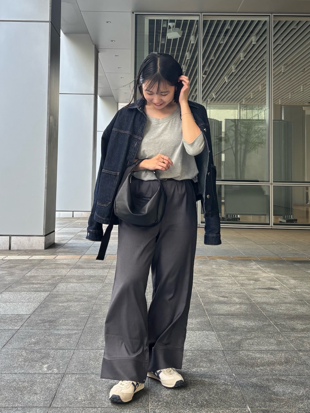 ブラック系のショルダーバッグを着用したレディースの秋コーディネートの3枚目の写真