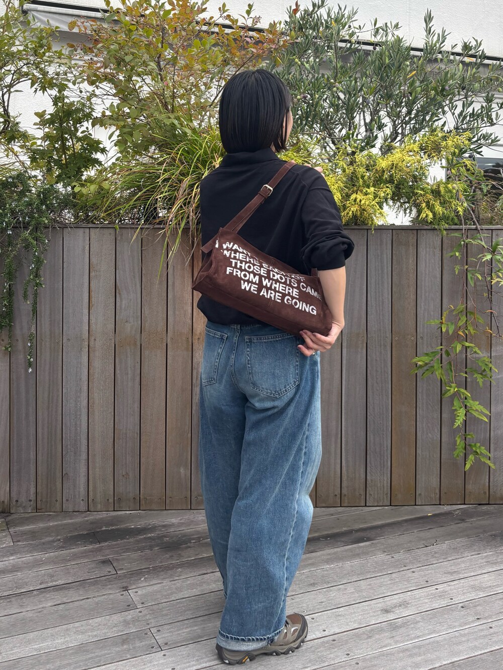 ブラウン系のショルダーバッグを着用したレディースの秋コーディネートの3枚目の写真