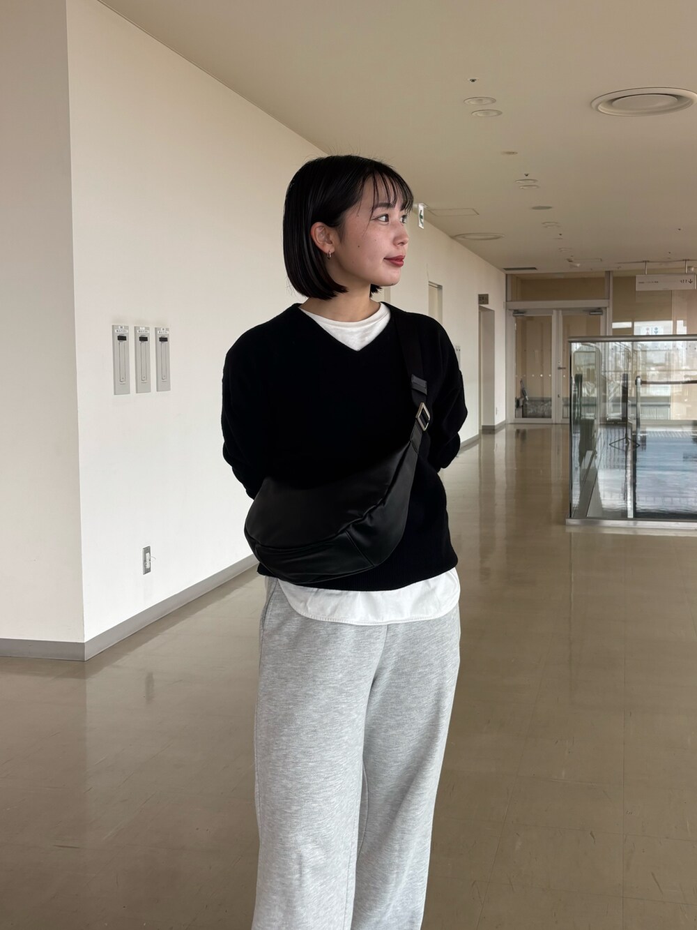 ブラック系のショルダーバッグを着用したレディースの秋コーディネートの3枚目の写真