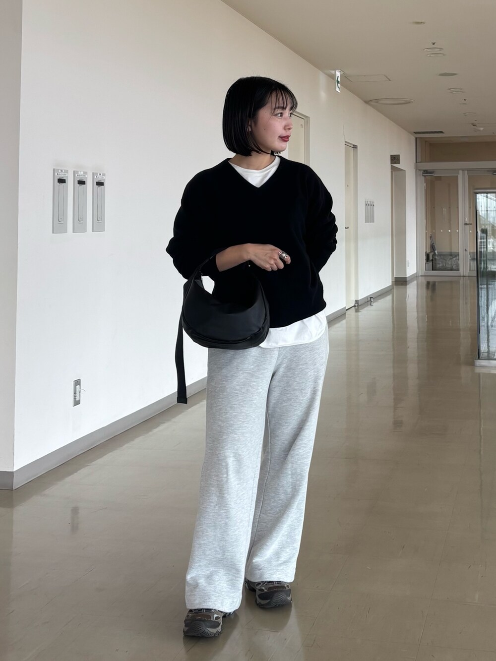 ブラック系のショルダーバッグを着用したレディースの秋コーディネートの2枚目の写真