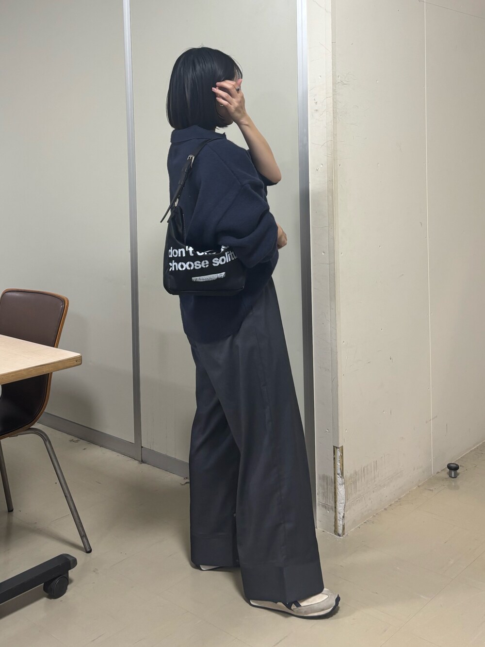 ブラック系のショルダーバッグを着用したレディースの秋コーディネートの2枚目の写真