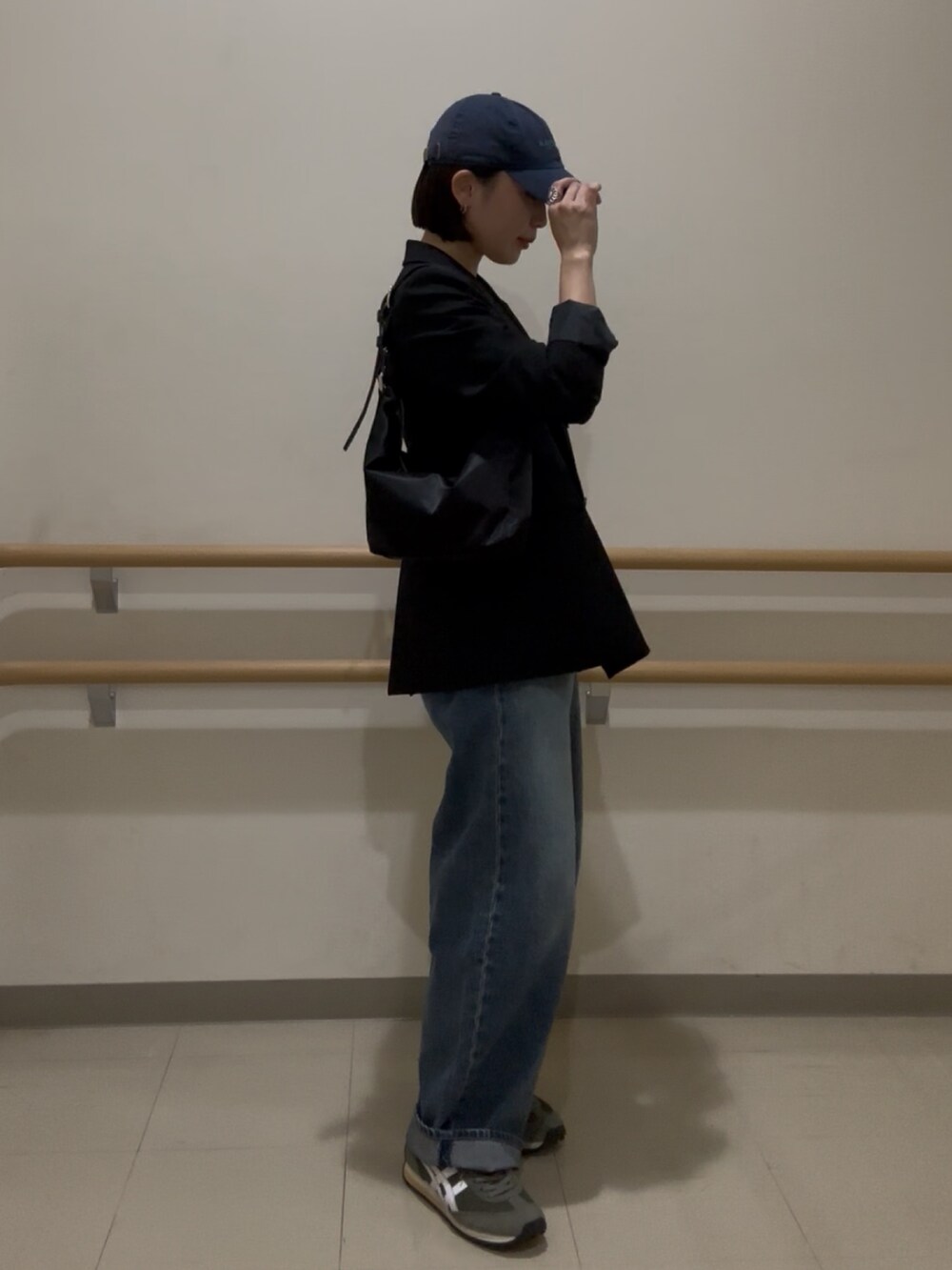 ブラック系のショルダーバッグ、シルバー系のチャーム、シルバー系のチャームを着用したレディースの秋コーディネートの4枚目の写真