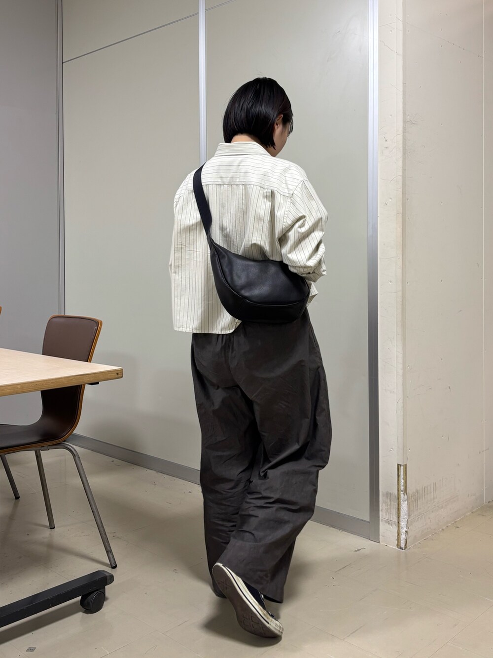 ブラック系のショルダーバッグを着用したレディースの秋コーディネートの2枚目の写真