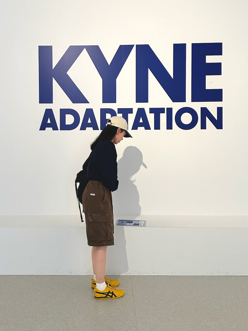 イエロー系のスニーカー、ブラウン系のその他パンツ、ブラック系のショルダーバッグを着用したレディースの春コーディネートの4枚目の写真